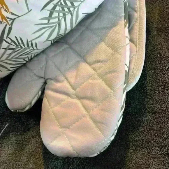 The ultimate baker collection and apron oven mitt pot holder combo new with tags - Picture 5 of 7